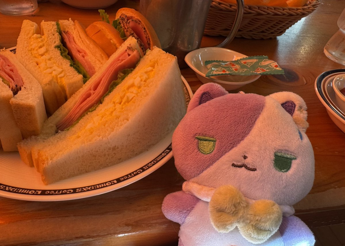ttm_1112's tweet photo. コメダ行きたい！？となったので行って、港に来ていたデカ船を見て、ニットを買った 早く着たいから明日冬になってほしい https://t.co/3l3eAByi1j
