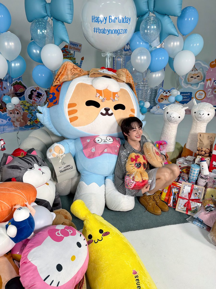 DomundiTV's tweet photo. จบลงไปแล้วสำหรับ NONGZON BIRTHDAY CELEBRATION LIVE 🎂✨

ขอขอบคุณแฟน ๆ ทุกคนที่เข้ามาพูดคุย และร่วมฉลองวันเกิดสุดแสนพิเศษนี้ไปด้วยกันกับ “น้องซน” @NongZon_Domundi 🥚🙌🏼

รวมถึงเซอร์ไพรส์พิเศษจาก “นุนิว” @CwrNew ที่มาร่วมฉลองวันเกิดให้กับน้องซนในวันนี้นะคะ 🥳💙🧡

และขอขอบคุณทุกคำอวยพร ทุกกำลังใจ และทุกการสนับสนุนที่มอบให้น้องซนเสมอมาค่ะ 🫶🏼

#ไข่เจ๋งสุดหล่อพ่อรวยหนึ่งขวบ