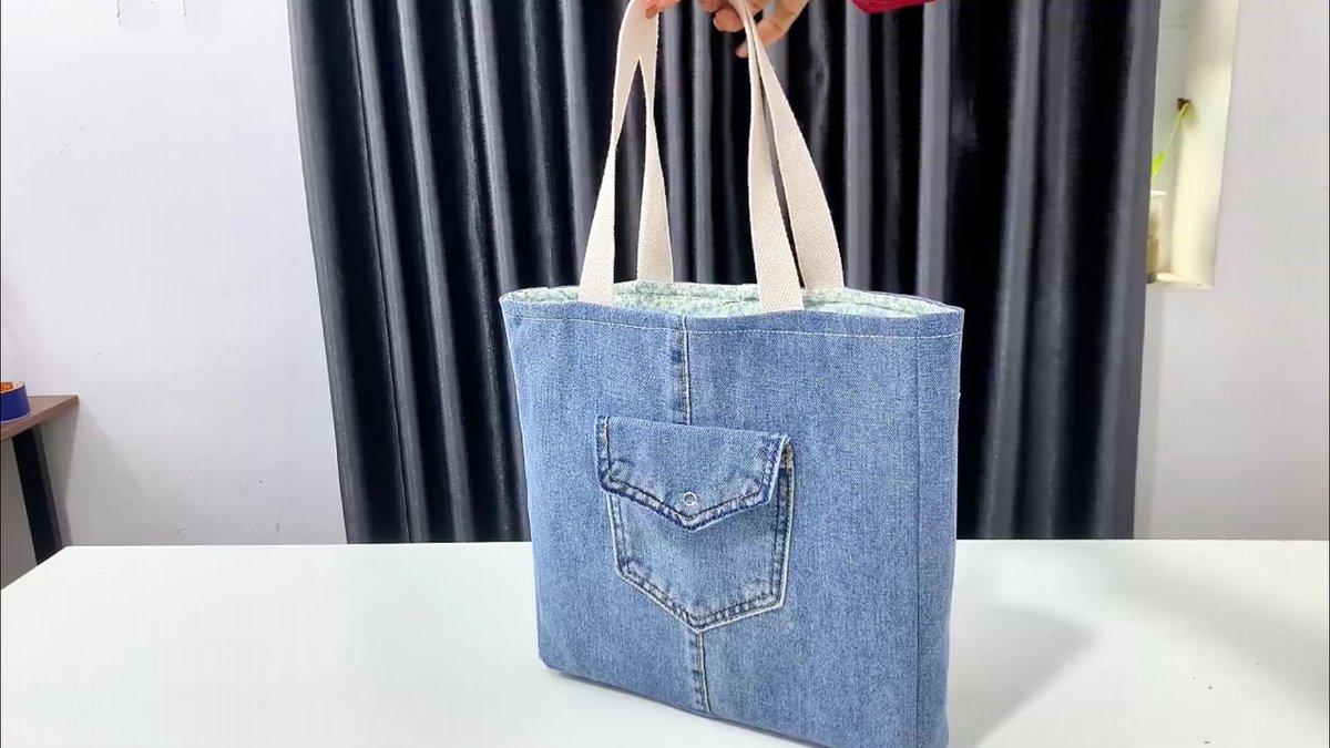 agussus55506470's tweet photo. Turn old jeans into a stylish tote bag! No sewing needed—just cut, tie, and add a few pockets. Perfect for errands or beach trips. #UpcycleDIY https://t.co/qoOdTZ9HKe