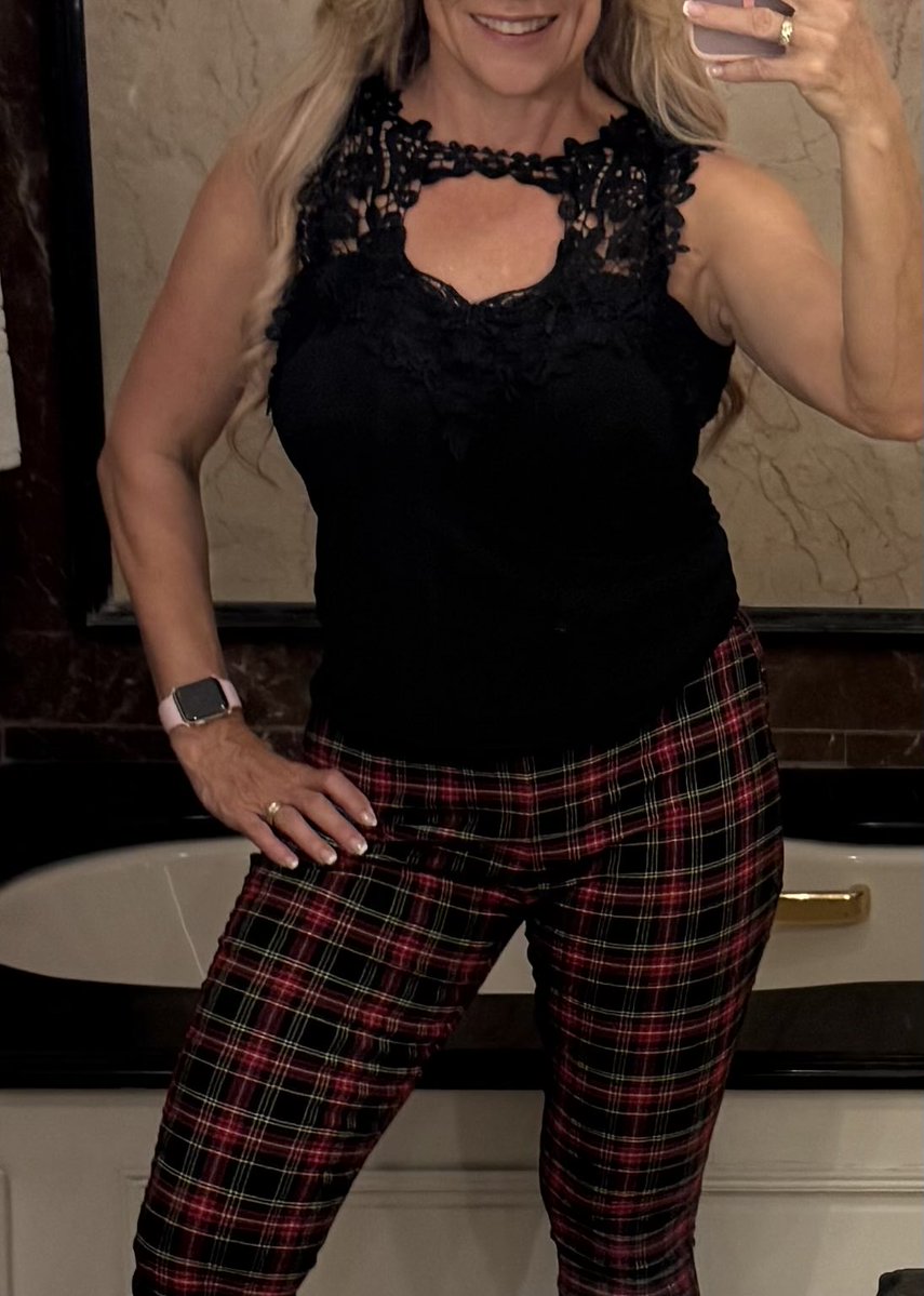 Sassymolassy2's tweet photo. Travel #TakeItOffTuesday edition 
#HotelFun 😘💋 https://t.co/238C0XzHFo