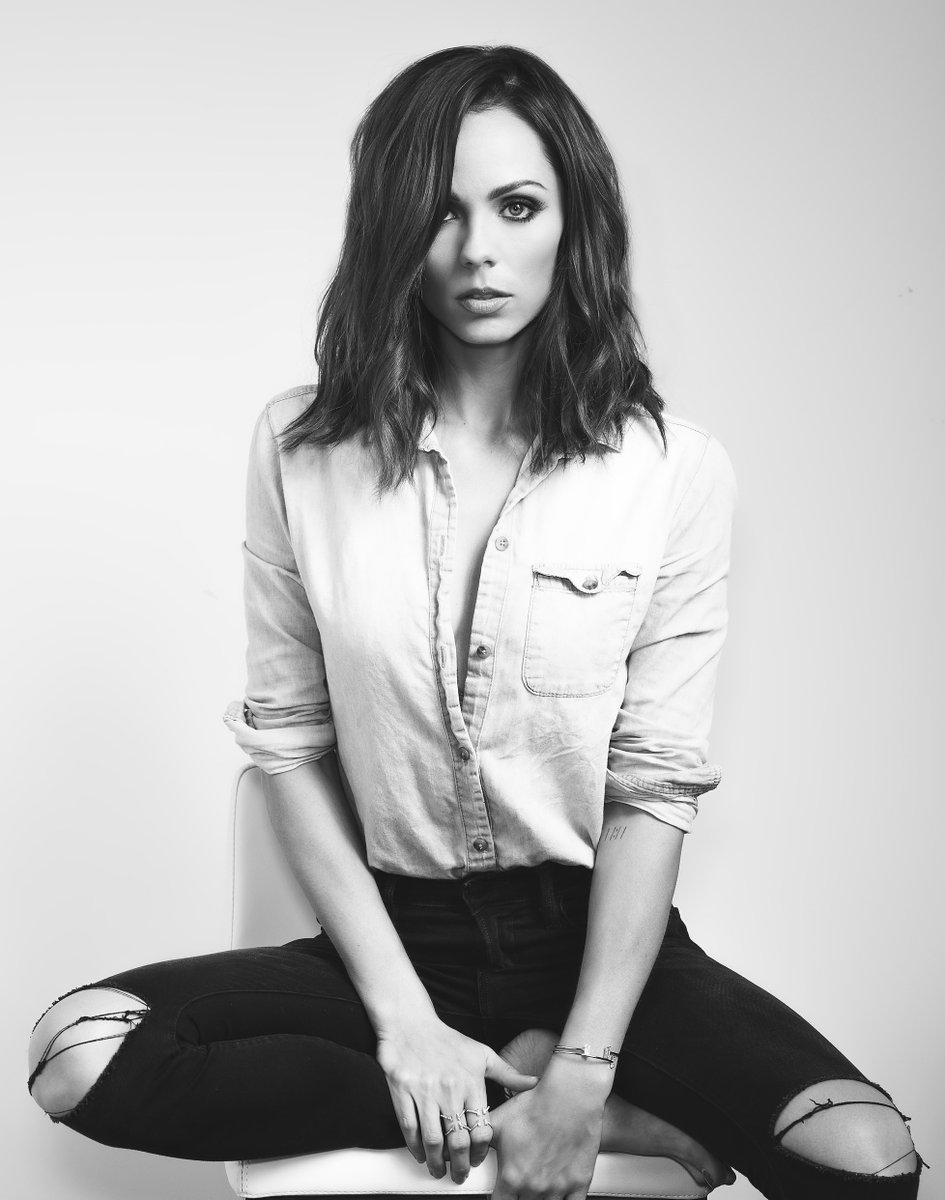 XarliClub's tweet photo. #Shotout a Laura Vandervoort en su cumpleaños 42.
#HappyBirthday #LauraVandervoot https://t.co/WKeIiKU3o8