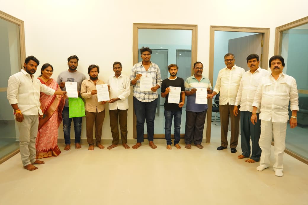 MLASujana's tweet photo. మెరుగైన వైద్యం కోసం ఎల్.ఓ.సీ అందజేత

ఎమ్మెల్యే సుజనా చౌదరి గారి ఆదేశాల మేరకు భవానిపురం ఎన్డీయే కార్యాలయంలో 6 మంది బాధితులకు మొత్తం ₹34.38 లక్షల విలువైన LOCలు అందజేశారు.

వైద్య సహాయం అందించిన ఎమ్మెల్యే గారికి బాధితుల కుటుంబ సభ్యులు కృతజ్ఞతలు తెలిపారు.

#MLASujanaChowdary  #LOC https://t.co/61JkzZcRR4
