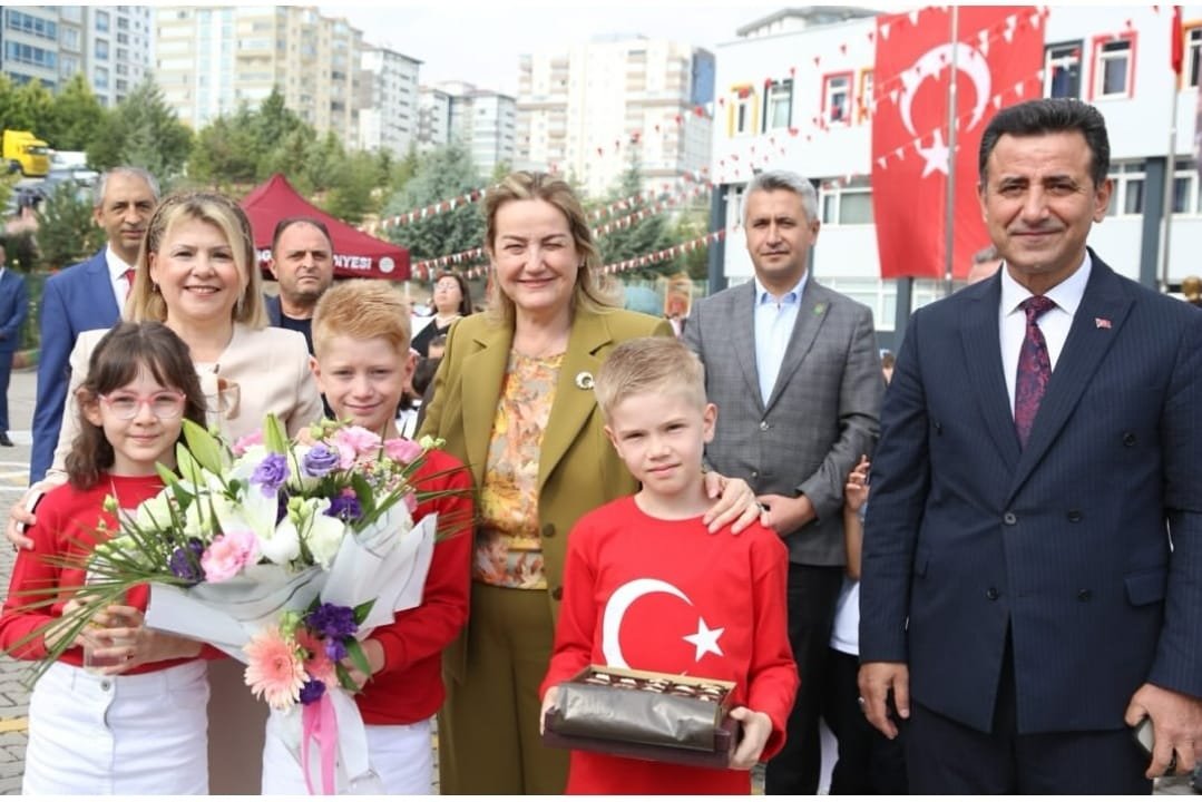 aketimesgut06's tweet photo. Sosyal Politikalar Başkanımız Sayın Sevim Yılmaz Aldemir, Yerel Yönetimler Başkanımız Sayın Koray Talay ve Yönetim Kurulu Üyemiz Sayın Zülküf Polat ile birlikte;
 Etimesgut Kaymakamımız Sayın Özlem Bozkurt Gevrek ve İlçe Milli Eğitim Müdürümüz Sayın Ahmet Gürsel Avcı'nın katılımlarıyla, Abdurrahim Karakoç İlköğretim Okulu'nda düzenlenen 2026-2027 Eğitim Öğretim Yılı İlköğretim Haftası Açılış ve Kutlama Programına katılım sağladık.

2026-2027 Eğitim Öğretim Yılı'nın tüm öğrencilerimize, öğretmenlerimize ve velilerimize hayırlı olmasını diliyoruz.