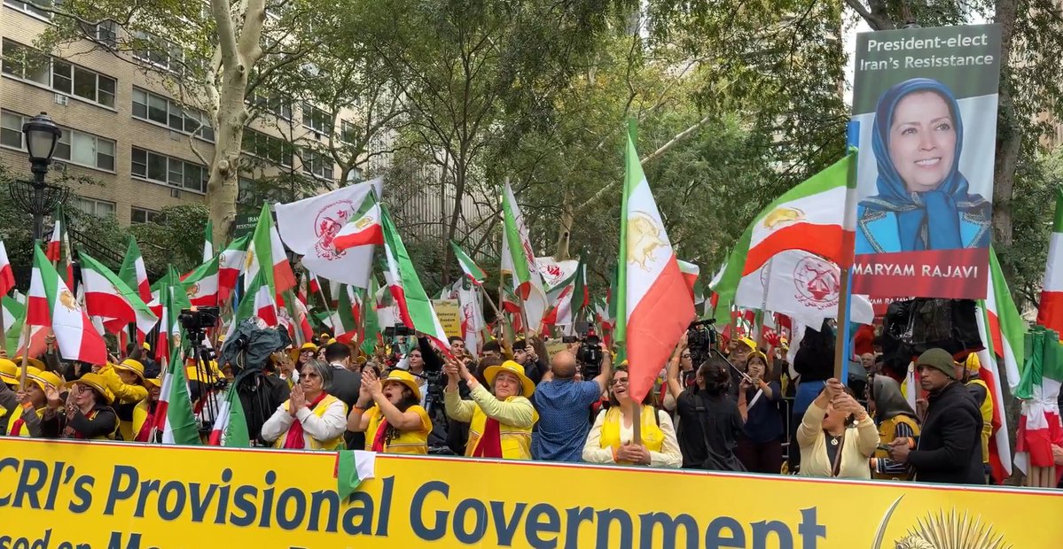 Maryam_Rajavi_A's tweet photo. رسالة إلى تظاهرة الإيرانيين الأحرار أمام الأمم المتحدة للاحتجاج على قبول رئيس نظام الإعدامات والمجازر

اليوم، ومن هنا وبالتزامن مع تظاهراتكم، نطالب الجمعية العامة، كما طالب المقرر الخاص للأمم المتحدة لعام 2024 ومنظمة العفو الدولية مؤخرا، بإنشاء آلية للعدالة الجنائية الدولية لملاحقة مرتكبي الجرائم ضد الإنسانية في إيران.
إننا ندعو المجتمع الدولي إلى:
الاعتراف بحق الشعب الإيراني في إسقاط النظام، وبحق وحدات المقاومة وجيش التحرير في محاربة قوات الحرس.
#FreeIran2026NYRally
#UNGA
https://t.co/a6d8OpwJ8r