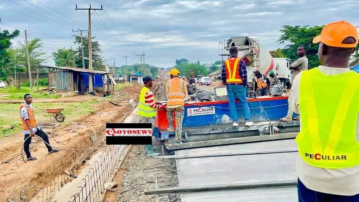 TYFOyoState's tweet photo. The thickness of the concrete on the Osogbo–Iwo–Ibadan road is very satisfying to see.

These are the kind of roads Nigeria deserves—strong, durable, and built to last.

Well done to the President Bola Tinubu-led Federal Government on this project. 🇳🇬👏 https://t.co/SLBhPKK4M4