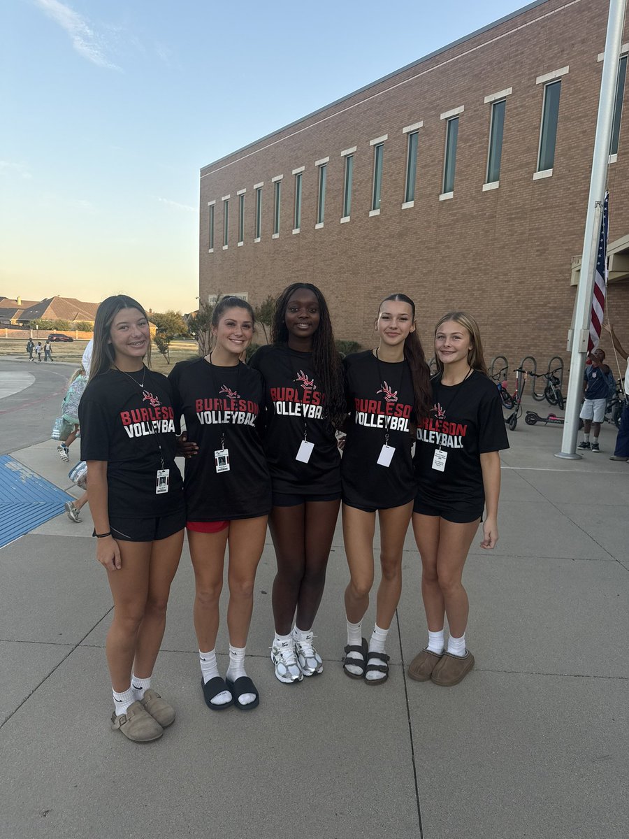 LadyElk_Vball's tweet photo. On Tuesdays we go to our elementary schools! Rain or Shine we will be there!
🏐Happy Tuesday!!!
@BurlesonISD @BurlesonSports @FrazierBears @Hajek_Hawks @TaylorTexans @CSYellowJackets @MoundMustangs @BHSGAthletics
#NSM
#Community https://t.co/iSQPKKGCLz
