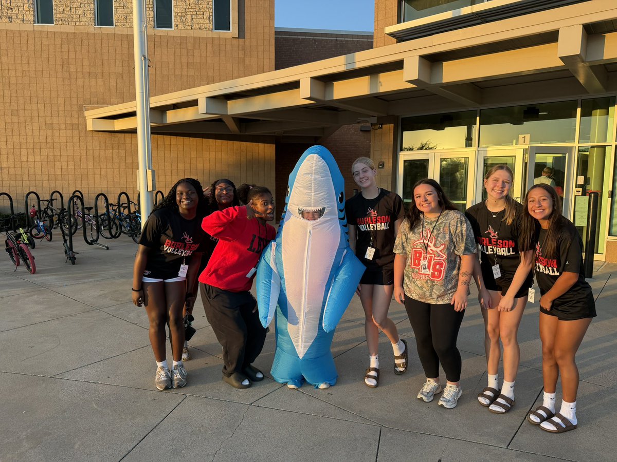 LadyElk_Vball's tweet photo. On Tuesdays we go to our elementary schools! Rain or Shine we will be there!
🏐Happy Tuesday!!!
@BurlesonISD @BurlesonSports @FrazierBears @Hajek_Hawks @TaylorTexans @CSYellowJackets @MoundMustangs @BHSGAthletics
#NSM
#Community https://t.co/iSQPKKGCLz