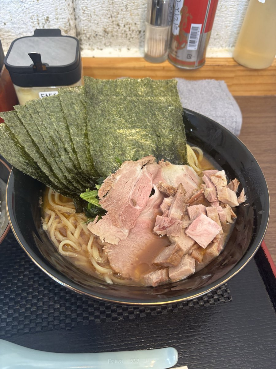 blackyappy's tweet photo. 本日のラーメン🍜
練馬駅🍜見田家さんラーメン
ラーメン並。硬め。海苔
知っている。柔らかめが美味い麺なのは知っている🍜でも好きなのは硬めなんだ🍜
今日のスープはバチバチにカエシが効いてて美味かった🍜この後引っ越しだからチャージできた💪
見田家さんに通える範囲で引っ越し先は決めました🍜 https://t.co/4ysohckafv