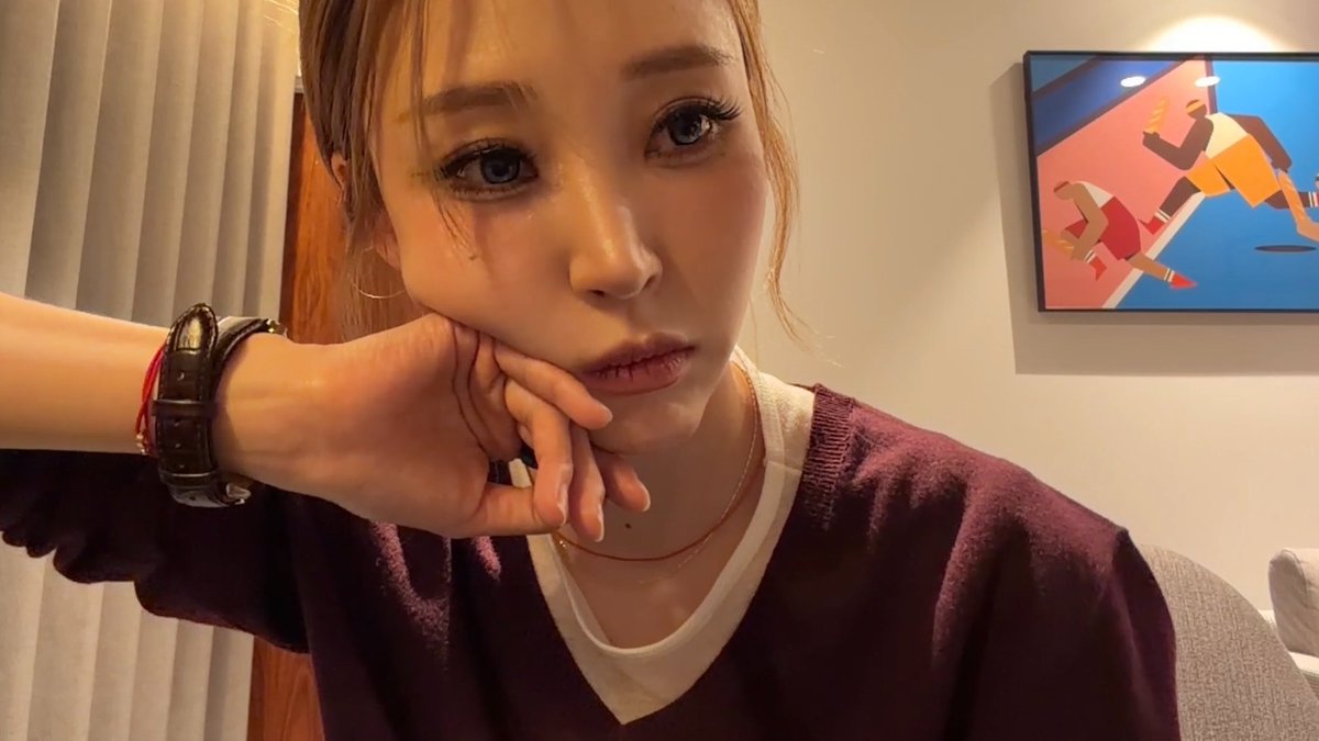 ultmoonsun's tweet photo. oh DAMN MOONBYUL https://t.co/2bXP5l0Riq
