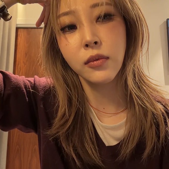 ultmoonsun's tweet photo. oh DAMN MOONBYUL https://t.co/2bXP5l0Riq