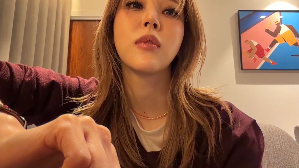 ultmoonsun's tweet photo. oh DAMN MOONBYUL https://t.co/2bXP5l0Riq