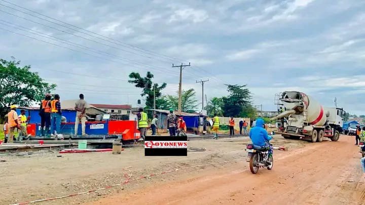 TYFOyoState's tweet photo. The thickness of the concrete on the Osogbo–Iwo–Ibadan road is very satisfying to see.

These are the kind of roads Nigeria deserves—strong, durable, and built to last.

Well done to the President Bola Tinubu-led Federal Government on this project. 🇳🇬👏 https://t.co/SLBhPKK4M4