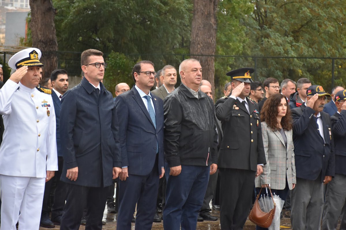 ridvanuz17's tweet photo. #Ezine İlçe Başkanımız Sn. Zühtü Şansal Erdil, il ve ilçe yönetim kurulu üyelerimiz ile teşkilat mensuplarımızla birlikte Ezine Atatürk Anıtı’na çelengimizi sunduk.

Ezine’nin kurtuluşunun yıl dönümünde, başta Gazi Mustafa Kemal Atatürk olmak üzere bağımsızlığımız uğruna mücadele eden tüm kahramanlarımızı saygı, rahmet ve minnetle anıyoruz.

22 Eylül Ezine’nin Kurtuluş Günü kutlu olsun.
