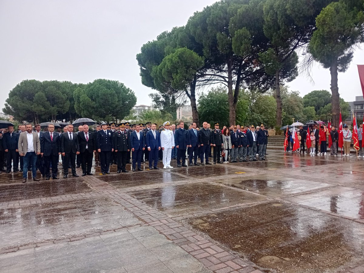 ridvanuz17's tweet photo. #Ezine İlçe Başkanımız Sn. Zühtü Şansal Erdil, il ve ilçe yönetim kurulu üyelerimiz ile teşkilat mensuplarımızla birlikte Ezine Atatürk Anıtı’na çelengimizi sunduk.

Ezine’nin kurtuluşunun yıl dönümünde, başta Gazi Mustafa Kemal Atatürk olmak üzere bağımsızlığımız uğruna mücadele eden tüm kahramanlarımızı saygı, rahmet ve minnetle anıyoruz.

22 Eylül Ezine’nin Kurtuluş Günü kutlu olsun.