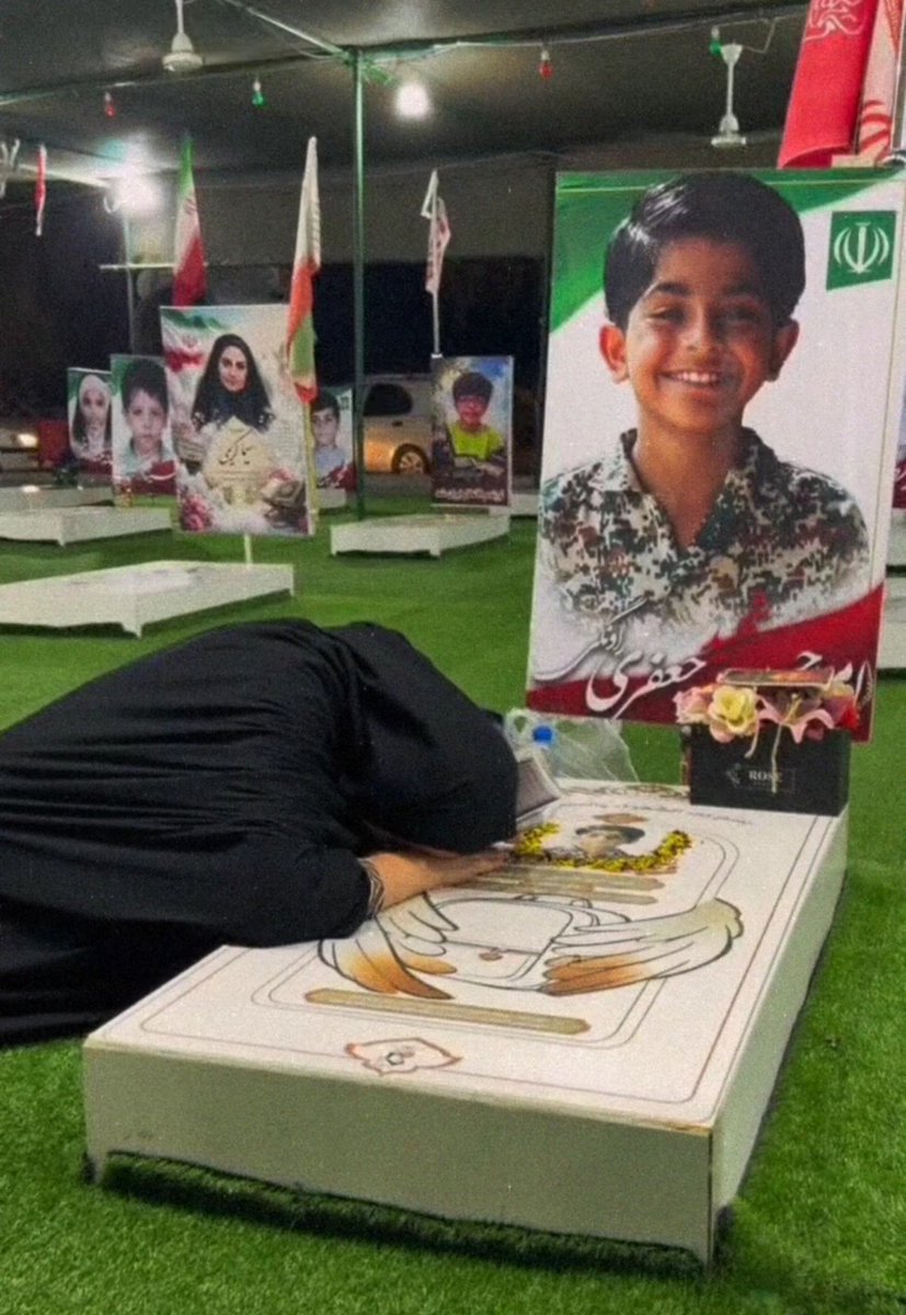hesam_m_'s tweet photo. مدرسه در دفاع مقدس، سنگر دوم بود.
کلاس‌ها زیر آتش برپا بود و بچه‌ها مشق ایستادگی می‌نوشتند.
امروز مدرسه، سنگر آگاهی است.
#مهر_مقاومت
#روایت_ایثار https://t.co/auheGAnpED