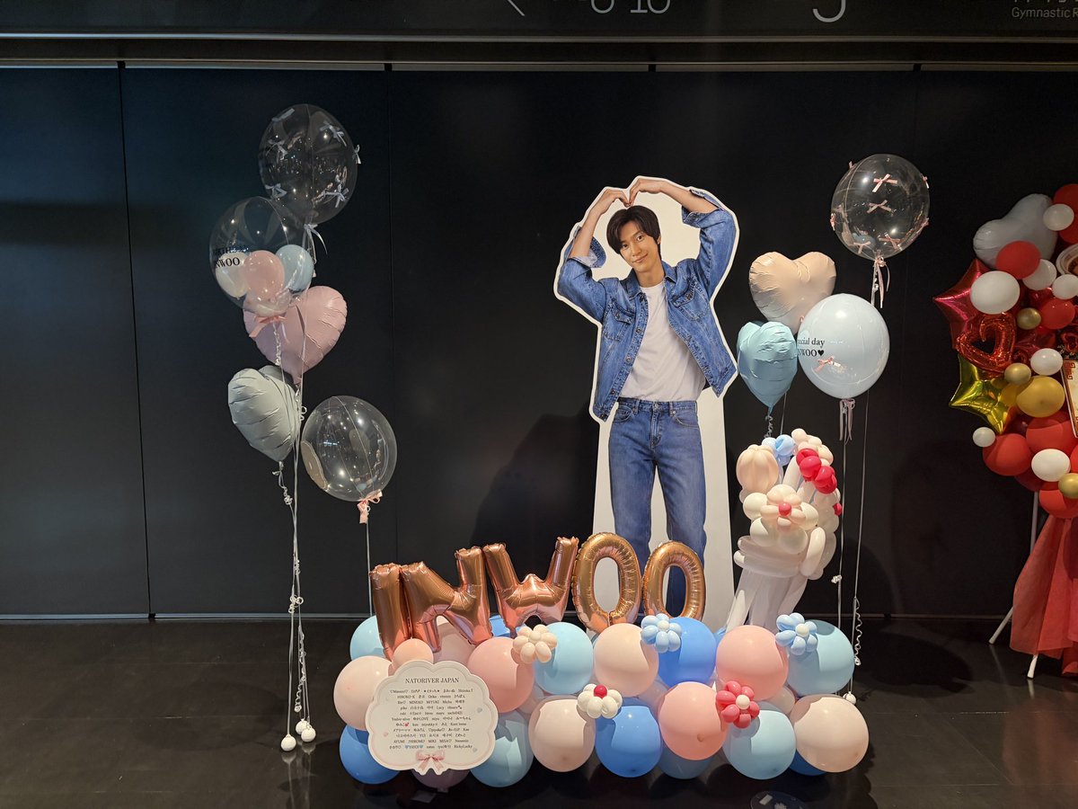 KANWOOchan's tweet photo. 久しぶりのイヌくんは本当異次元のスタイルだった！何も当たらずだったけど(じゃんけんも１回戦で敗退)、ハイタッチすごく顔近付けてくれて、名前も呼んでくれてそれだけでもう来てよかったってなったよね。#ナイヌ #NalnWoo #나인우 https://t.co/HMyR9wf7Kj