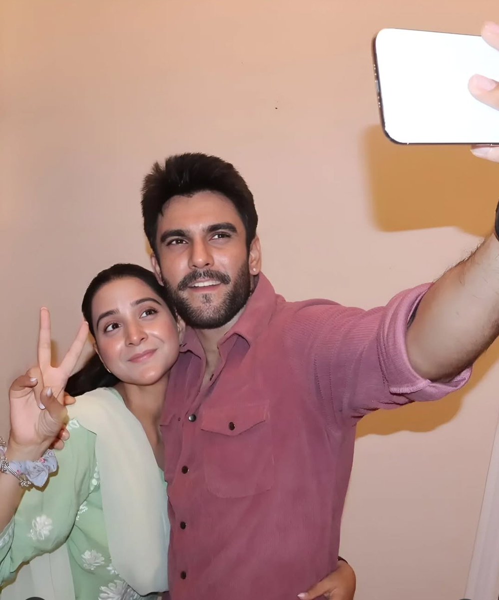 PoonamSing42689's tweet photo. We need more off-screen pictures of them😭😭
Only debu can do this🫠🙂‍↕️

#YehFitoorTera #JeeYa #deshhan #DebchandrimaSingharoy #IshhanDhawan https://t.co/scLcjPIrRB