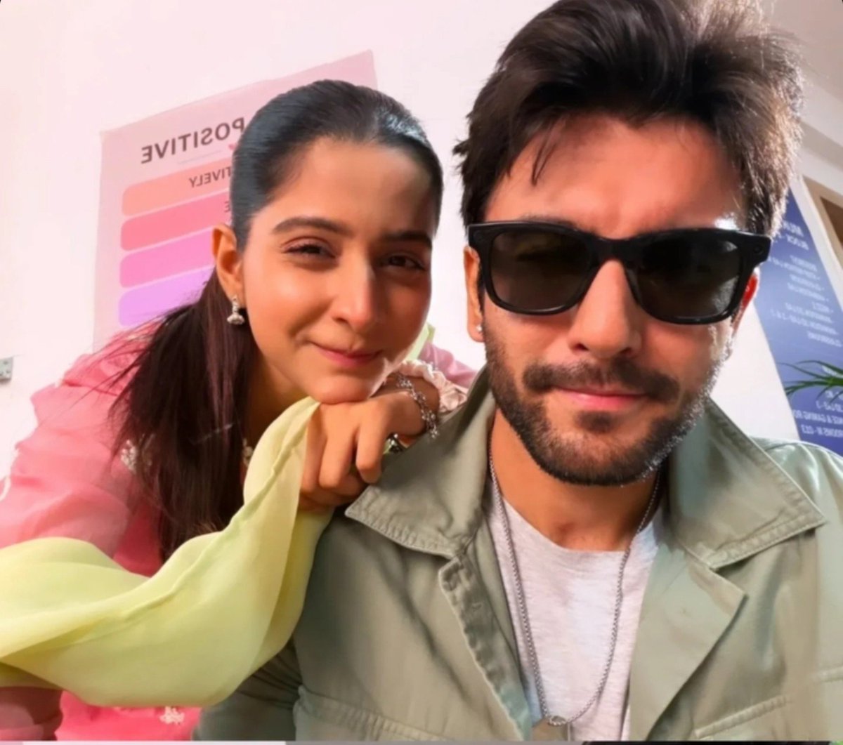 PoonamSing42689's tweet photo. We need more off-screen pictures of them😭😭
Only debu can do this🫠🙂‍↕️

#YehFitoorTera #JeeYa #deshhan #DebchandrimaSingharoy #IshhanDhawan https://t.co/scLcjPIrRB