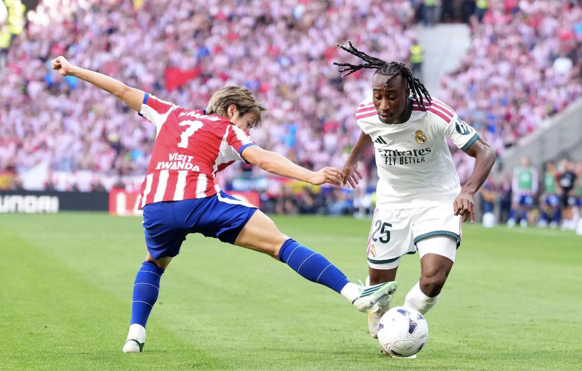 SportInsighte's tweet photo. Yan Diomande, Real Madrid's most expensive signing ever, has hit back at critics with a TikTok post. The song lyrics included a line about people "talking loudly on the internet but not even bathing" and another about critics always coming for them even when they do well.

For context, he cost €140M, hasn't scored yet, and is already under the microscope. But he did grab an assist against Elche and looked lively off the bench in the derby.

So is this a young player feeling the pressure, or is it too early for him to be clapping back at critics? 🔥