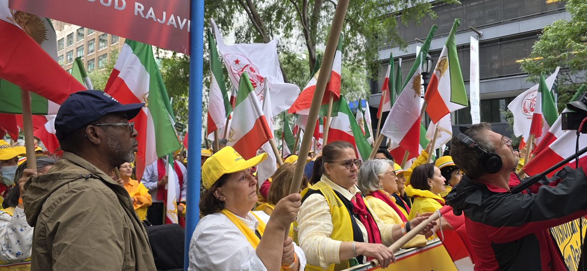 M_Rajavi_Iran's tweet photo. راه‌حل مسئله ایران نه جنگ است و نه مداخله خارجی؛ بلکه تغییر دموکراتیک به‌دست مردم ایران و مقاومت سازمان‌یافته است. مردم ایران هرگونه استبداد دینی و سلطنتی را نفی کرده‌اند.
#FreeIran2026NYRally
#UNGA
#FreeIran10PointPlan
#StopExecutionsInIran https://t.co/ioxqTetfiZ
