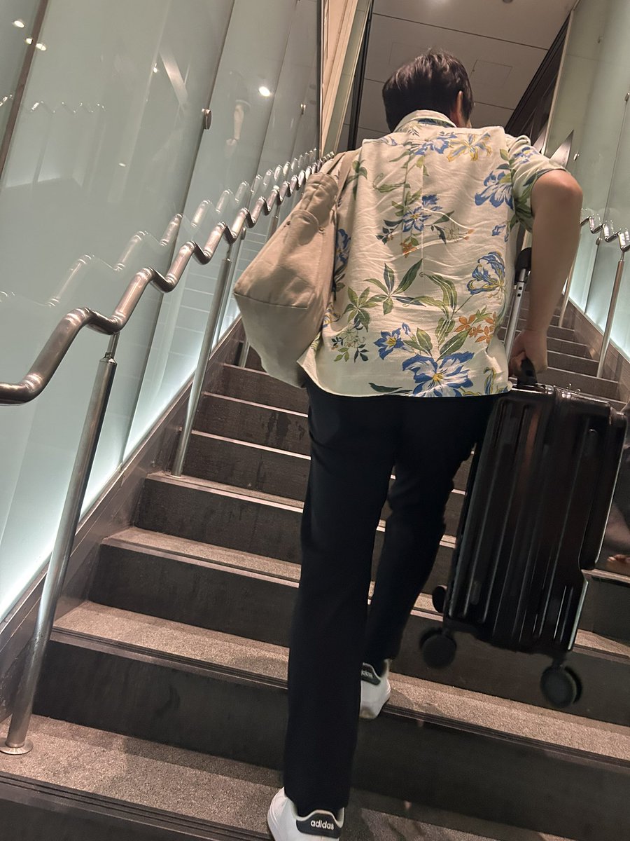 yuka_mahjong's tweet photo. 帰沖！🌺
王位戦プロアマ九州予選は最速敗退🥲
なーんにも出来ず、、、山内pがいろいろ思うこともあったなか、切り替えて1位通過は本当に素晴らしい！おめでとう！台風すぎる！🤣👏🏻✨

野原さんも帝琉位、おめでとうございました！すぐ行くので待っててください🀄️🔥

怒涛の麻雀漬けでしたが、勝ったり負けたり、沖縄からのアツい応援をもらったり、仲間を応援したり、たくさんの方からおめでとうの言葉をいただいたり、多種多様な状況や感情を経験できて、とても良い遠征になりました。

IKUSA配信の対面は強烈すぎましたが、、、和久津さんや美咲さんはもちろん、多くの方とお話しできて、1年目にしてこんな経験できるなんてとても幸せです！🥲🤭🎉
悔しいことも多かったです。まだまだ精進します！🔥

出会いに感謝！
いちゃりばちょーでー🤝🏻✨
(沖縄で1番好きな言葉🤭)

〜荷物持ってくれてありがとうを添えて〜