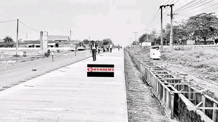 TYFOyoState's tweet photo. The thickness of the concrete on the Osogbo–Iwo–Ibadan road is very satisfying to see.

These are the kind of roads Nigeria deserves—strong, durable, and built to last.

Well done to the President Bola Tinubu-led Federal Government on this project. 🇳🇬👏 https://t.co/SLBhPKK4M4