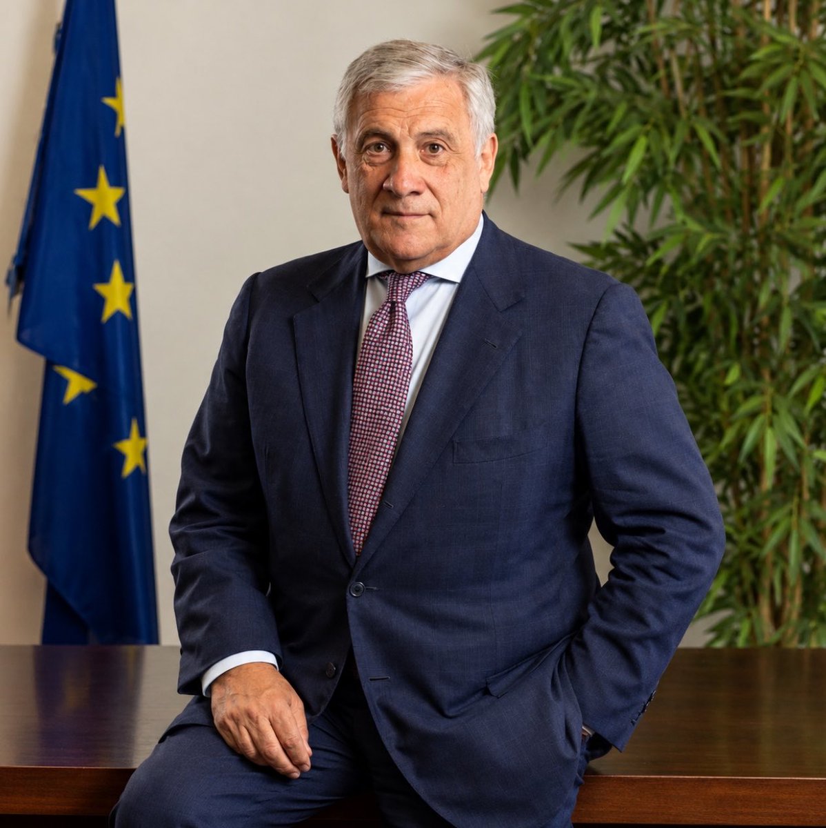 siyahsancakx's tweet photo. 🔴 İtalya Dışişleri Bakanı Antonio Tajani, oğluna evleneceği kadın konusunda tavsiye verecek olsa “daha uzun etekli” ve daha az gösterişli birini önereceğini söyledi.

➖Muhalif vekiller, sözlere mini etekli fotoğraflarını paylaşarak tepki gösterdi. https://t.co/z53F2cVUZ4
