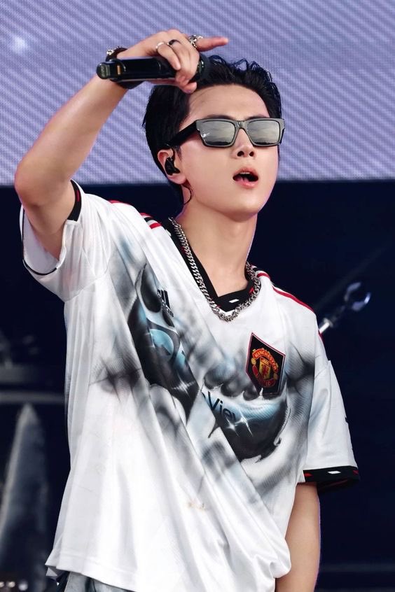 oneof_stars's tweet photo. And this is THE rockstar btw🐈‍⬛🎸 https://t.co/W3HuGyz4Cq