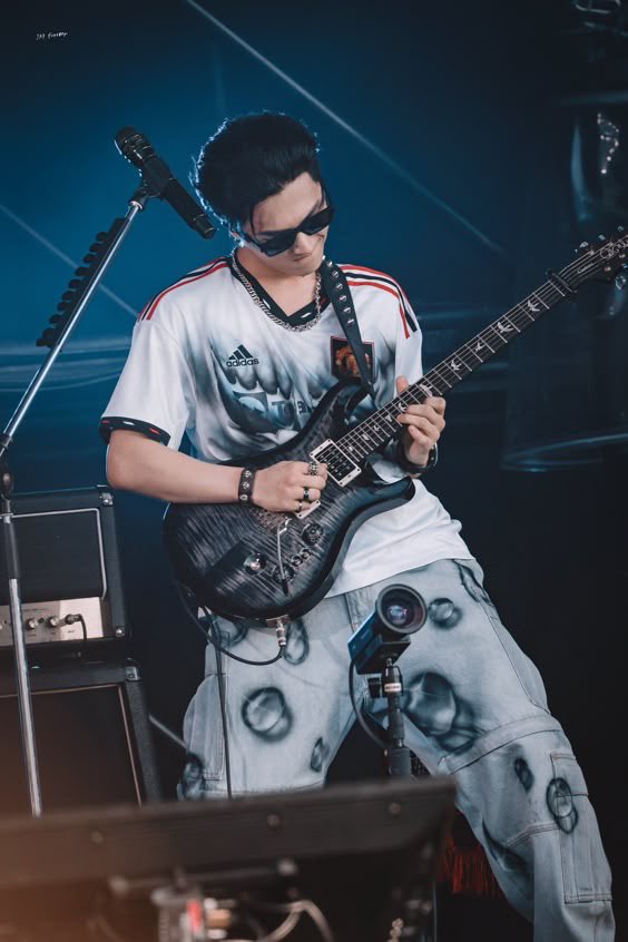 oneof_stars's tweet photo. And this is THE rockstar btw🐈‍⬛🎸 https://t.co/W3HuGyz4Cq