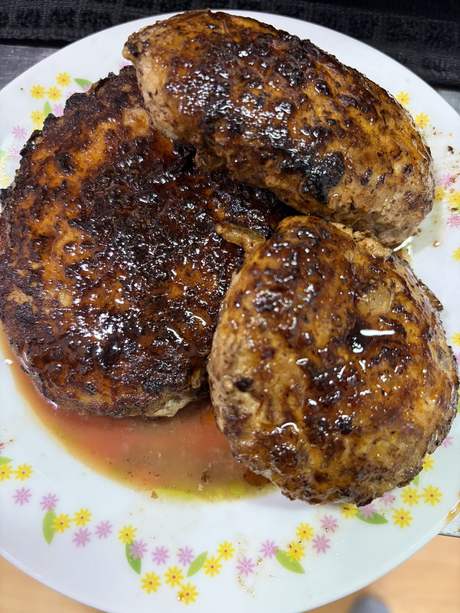 ___mari0's tweet photo. 生まれて初めてハンバーグ作りました

大成功しました https://t.co/zUNQ0TVzuR