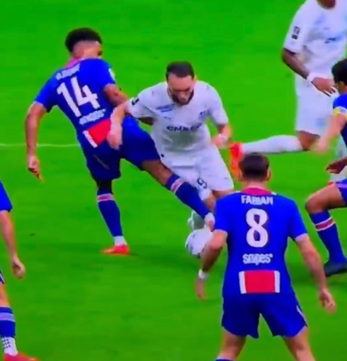 ActuFoot_'s tweet photo. 🚨 LA DIRECTION DE L’ARBITRAGE CONFIRME LA DÉCISION DE NE PAS ACCORDER UN PENALTY POUR L’OM FACE AU PSG ! ✅ 

« En avançant sa jambe droite devant l’attaquant marseillais n° 9, dont le déséquilibre vers l’avant était déjà amorcé avant tout contact, le joueur parisien n° 14 parvient à dévier le ballon. 

AINSI, DANS CETTE SITUATION, LE CONTACT AVEC L’ATTAQUANT NE SAURAIT, À LUI SEUL, ÊTRE CONSIDÉRÉ COMME ILLICITE. 

La décision de l’arbitre de ne pas accorder de penalty était donc celle attendue. »

(@FFF)
