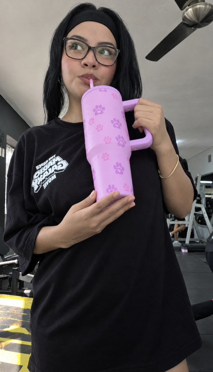 coralibet's tweet photo. A veces GymShark, a veces camisita del Walmart de $60 pesos.

La percha, la perchaaa.

#contenido https://t.co/TNrZd3VjB2