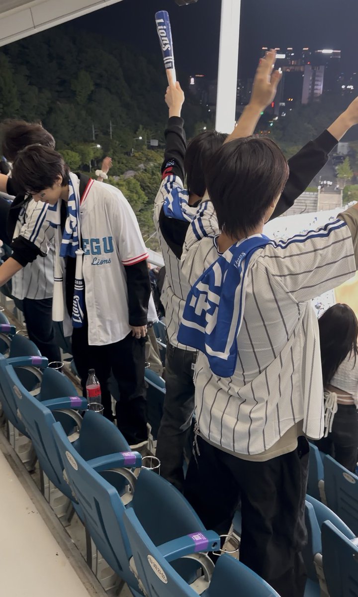 www_dawit_com's tweet photo. 우와 야구장에서 에투메님들 봄 https://t.co/mRi5Qk7fYk