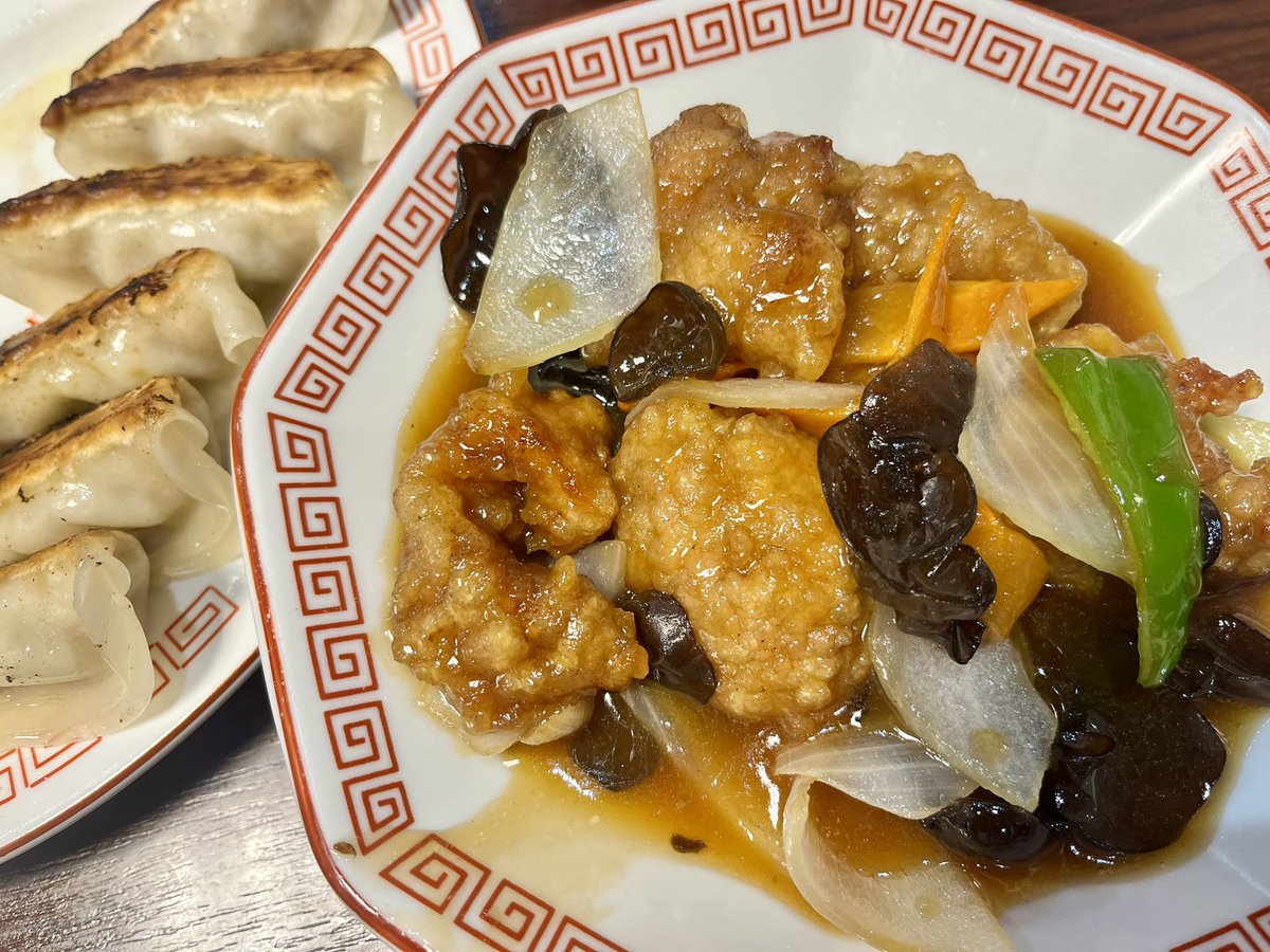 KOMAhappygiving's tweet photo. 【何食べたっけｍｅｍｏ】
・元祖焼餃子
・酢豚
・揚げ餃子
・紅油麻婆飯
・ゴマ団子

スパッと定時に上がって 大阪王将 牧野店 で晩ゴハン。
リニューアルされてから初めて立ち寄りました。
お！、古川橋店とはラインナップが違いますネ！。

#枚方市 #牧野 #牧野阪 #大阪王将 #中華料理 https://t.co/jF2FmgubIb