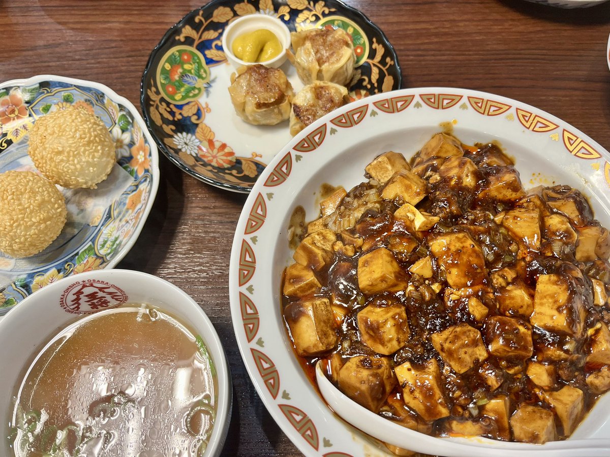 KOMAhappygiving's tweet photo. 【何食べたっけｍｅｍｏ】
・元祖焼餃子
・酢豚
・揚げ餃子
・紅油麻婆飯
・ゴマ団子

スパッと定時に上がって 大阪王将 牧野店 で晩ゴハン。
リニューアルされてから初めて立ち寄りました。
お！、古川橋店とはラインナップが違いますネ！。

#枚方市 #牧野 #牧野阪 #大阪王将 #中華料理 https://t.co/jF2FmgubIb