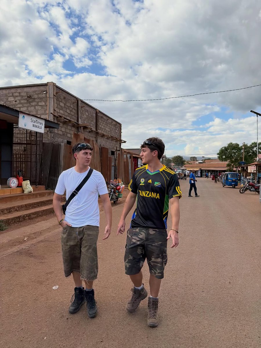 steveng9lnfc's tweet photo. En familia, siempre hacemos check en Tanzania 🇹🇿🌍 https://t.co/8oJdv3TLuE