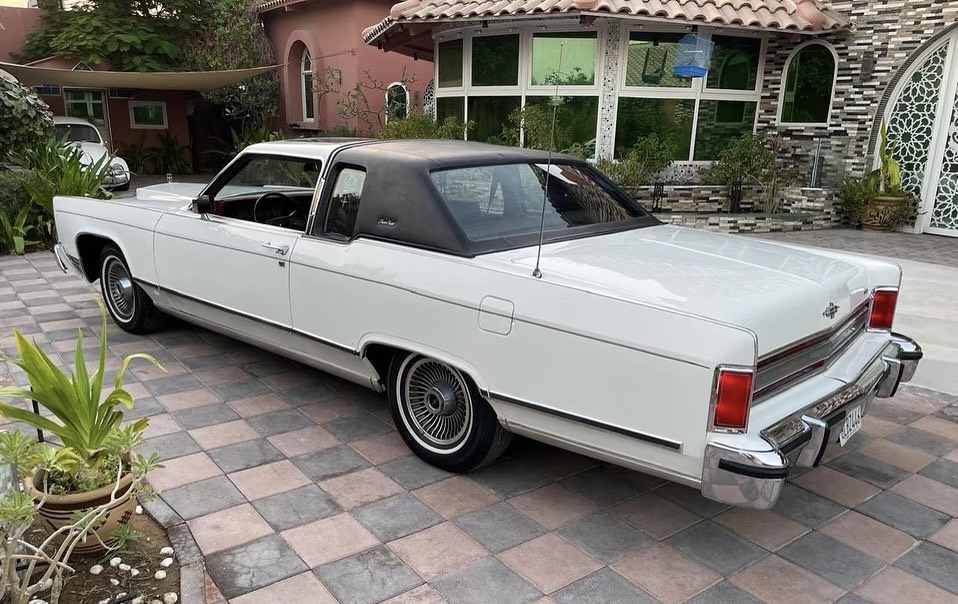Hannah__sC12's tweet photo. Can you guess what this classic white coupe, adorned with ornate patterns, is? https://t.co/kuRfTi1RBd