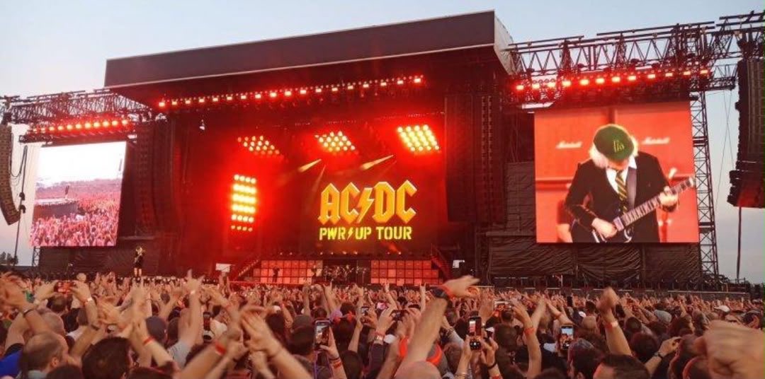 BrianJ2_n8's tweet photo. Winnipeg, you absolutely rocked! 🤘🇨🇦
AC/DC tore up Princess Auto Stadium with a 21-song set and over two hours of pure rock ’n’ roll! What a night. ⚡️🎸
Thank you, Winnipeg! ❤️
#ACDC #BrianJohnson #AngusYoung #RockNRoll #PowerUp #Winnipeg #Cana https://t.co/64Uvdtp5i7