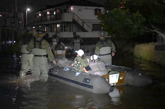 jgsdf_1stAbnB's tweet photo. 【台風２５号に伴う災害派遣活動③】
#第１空挺団 は、台風２５号に伴う災害派遣活動を実施中です。
千葉県佐倉市の浸水した地域において、消防と連携した被害状況の確認及び要救助者の救助活動を実施しました。
#1stAirBorne #千葉県 #台風２５号 #災害派遣 https://t.co/mFewN2J7xc