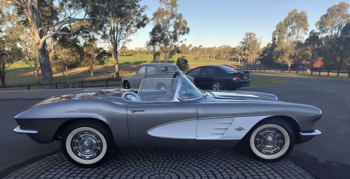 Emma_m066's tweet photo. Can you guess what this classic white coupe, adorned with ornate patterns, is? https://t.co/hWiUdbwCTV