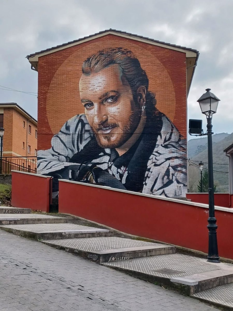 javihouse1968's tweet photo. Hace 35 años que nos falta el gran TINO CASAL , un mural le recuerda en su pueblo natal Tudela Veguin.
#tinocasal #TudelaVeguin #Efemeride
#Los80 https://t.co/gHIVPUC6bu