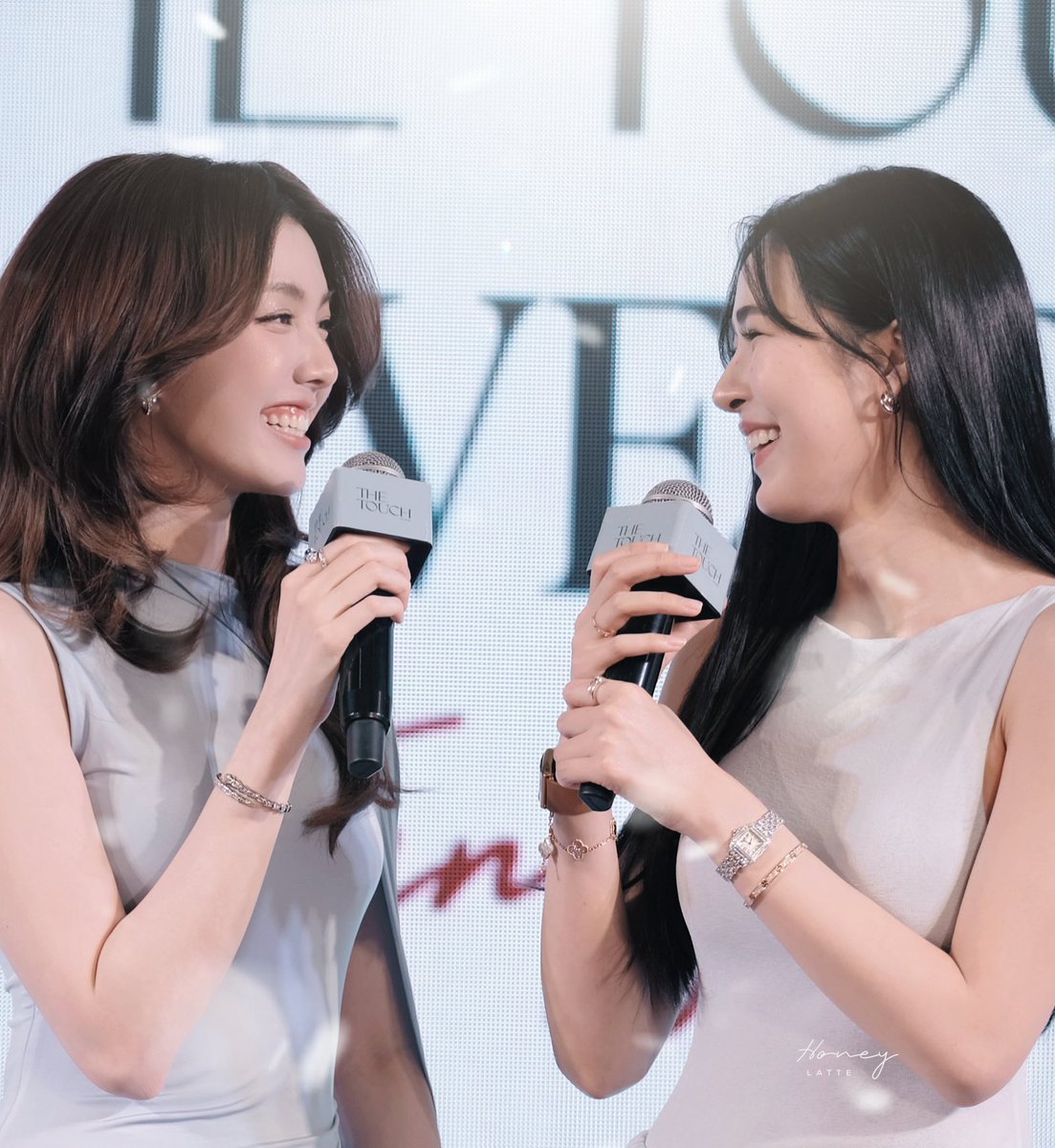 Honeylattexx's tweet photo. ถ้าถามว่ารักมันคืออะไร
หน้าตามันเป็นยังไง . . . 🥰🎧🎶

LO THE TOUCH BLUEPRINT 
#TheTouchBluePrintxLingOrm
#lingOrm https://t.co/VrV0OJIIxK