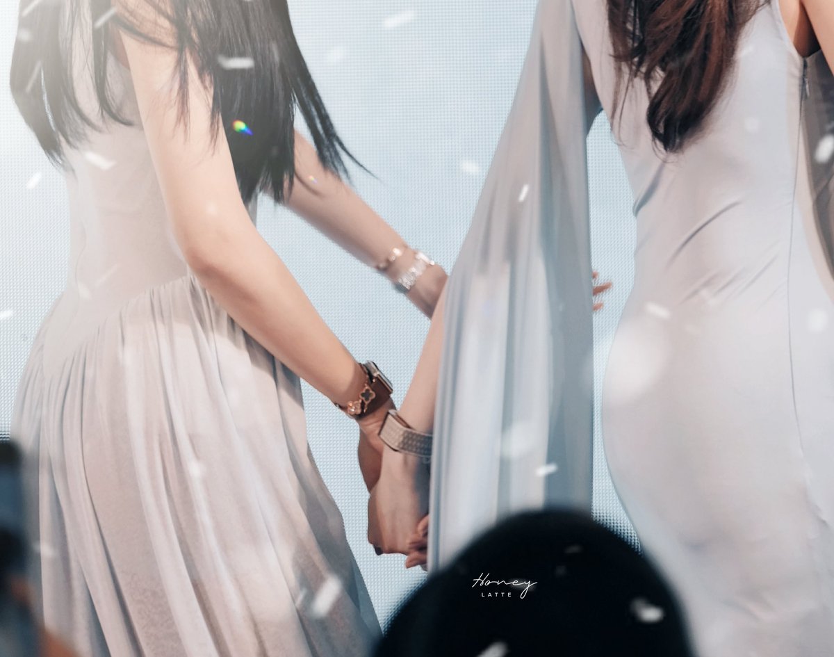 Honeylattexx's tweet photo. ถ้าถามว่ารักมันคืออะไร
หน้าตามันเป็นยังไง . . . 🥰🎧🎶

LO THE TOUCH BLUEPRINT 
#TheTouchBluePrintxLingOrm
#lingOrm https://t.co/VrV0OJIIxK