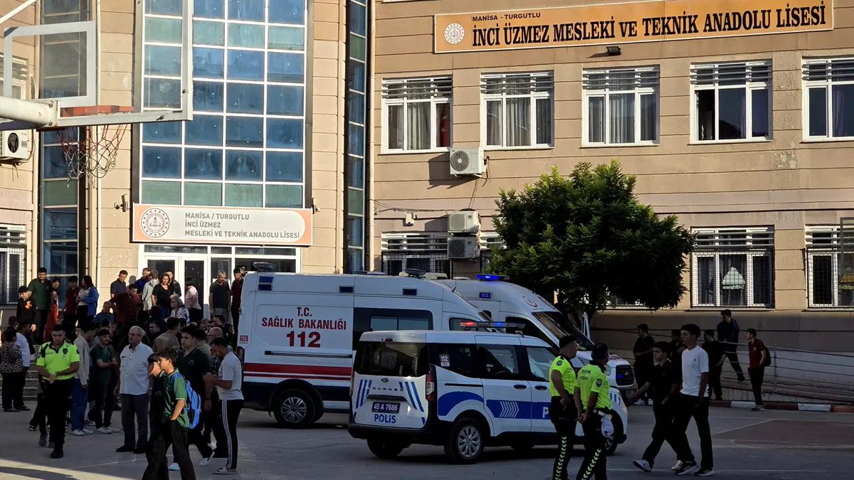 esikplatformu__'s tweet photo. 🔴 2026 Nisan ayında iki farklı okulda  gerçekleşen şiddet olaylarına bugün bir yenisi eklendi.
Manisa’nın Turgutlu ilçesinde İnci Üzmez Mesleki ve Teknik Anadolu Lisesi yakınındaki silahlı saldırıda 10 çocuk yaralandı.

Yaralanan tüm çocuklara acil şifa diliyoruz ve hatırlatıyoruz:

📌 Çocukların ve tüm vatandaşların can güvenliğini koruma görevi devletindir ve vatandaşların muhatabı devlettir.

Çocuk suçluluğu bireysel sorunlara ve bireylerin sorumluluğuna indirgenemez. Güvenlik tedbirleri ve sosyal medya yasaklarıyla çözülemez.

👉 Önleyici bir yaklaşımla gerekli kurumsal kapasite oluşturulmalı, toplumda gittikçe yayılan erkeklik, şiddet ve suç kültürünün arkasındaki sebeplerle etkin mücadele yürütülmelidir.

EŞİK'in önceki açıklamaları 
👇🏽 
https://t.co/xWgTi7PTGF