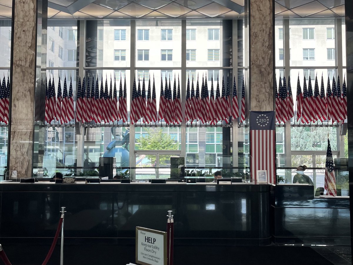 MatthewKroenig's tweet photo. The US State Department lobby used to display the flags of the roughly 200 countries with which the US maintains diplomatic relations. Now, it displays 200 American flags, to remind State Department employees who they work for. https://t.co/lcGhKTWwIE