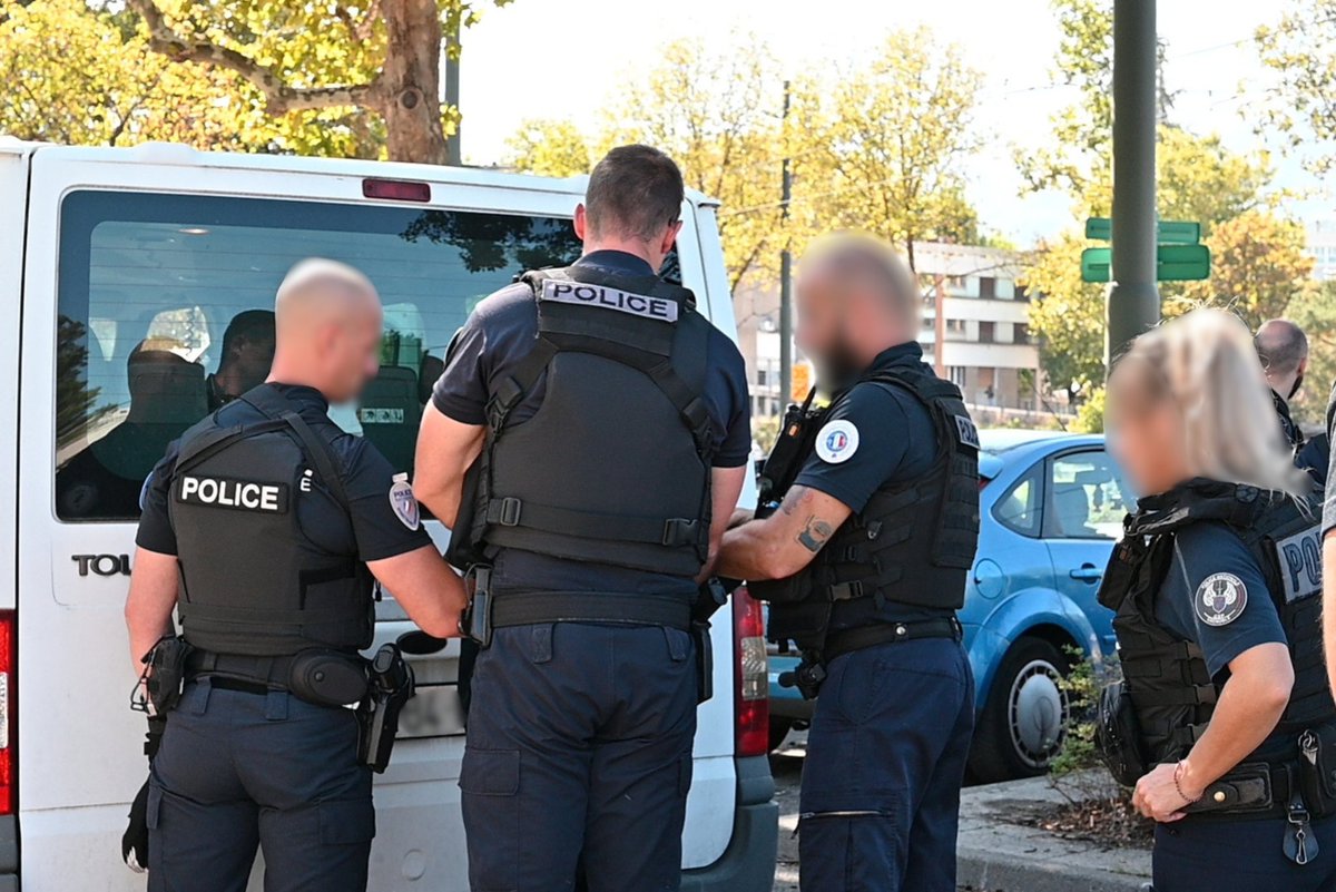 Prefet38's tweet photo. #RIPOST 🚨 | Lutte contre le narcotrafic : une mobilisation renforcée sur le terrain

À Échirolles, une opération de contrôle a été conduite aux Gâtinais par la @PoliceNat38, avec l’appui de la police aux frontières, en présence de John Benmussa, directeur de cabinet de la préfète.

🎯 L’objectif : agir directement sur un secteur identifié pour lutter contre l’implantation des points de deal et les réseaux de narcotrafic.

Cette mobilisation s’inscrit dans le cadre de la loi RIPOST, qui renforce notamment la réponse à l’usage de stupéfiants :
➡️ l’amende forfaitaire délictuelle pour usage de stupéfiants est portée à 500 € ;
➡️ le permis de conduire peut faire l’objet d’une suspension pour consommation réitérée de stupéfiants ;
➡️ les interdictions administratives de paraître sont renforcée.

Sur le terrain, les services de l’État poursuivent leurs actions pour désorganiser les trafics, agir sur leur implantation et contribuer à la sécurité des habitants.
