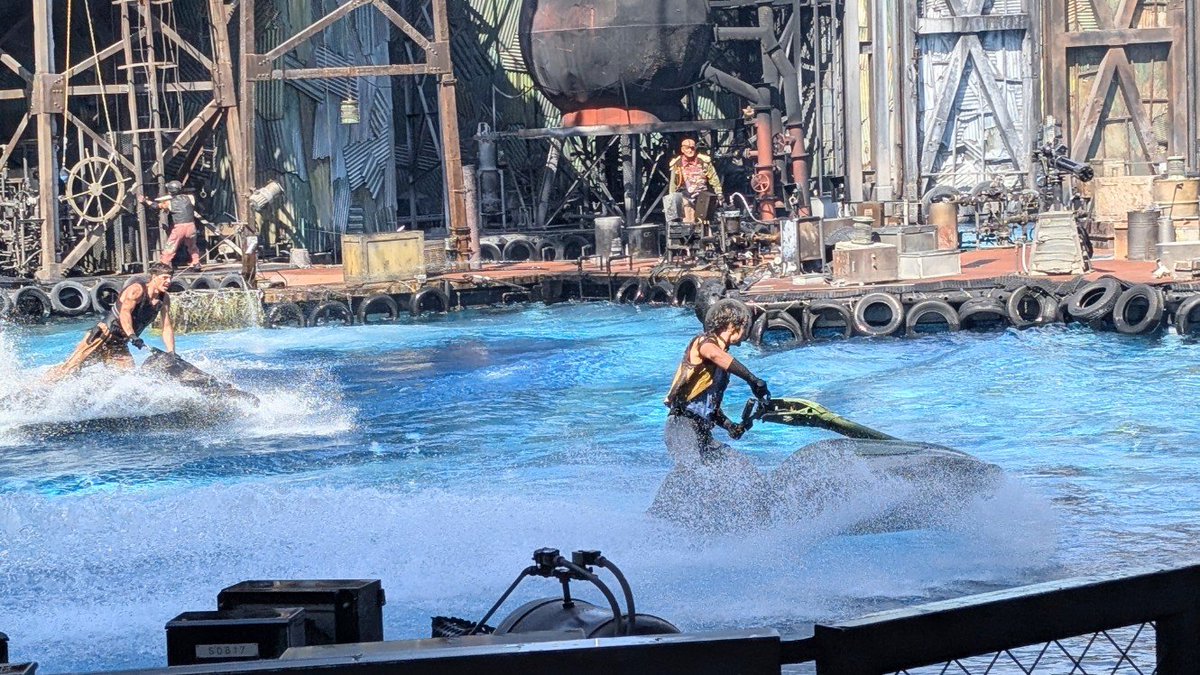 bambidepp's tweet photo. 水量２倍のDiscover U!!!バージョンは終わったし、すっかり気を抜いていたら、スモーカーズのジェットスキーにまんまとずぶ濡れにされました😱😱💦
ホントに夏日でよかったわ😄😄👕☀
#USJファン https://t.co/MP4Vbc7IlM
