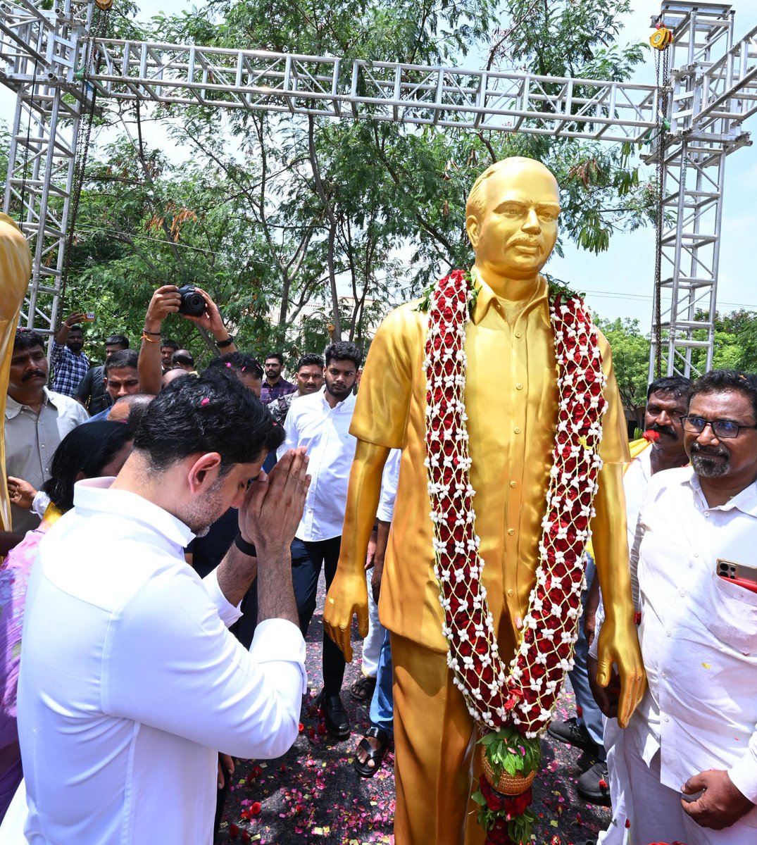 naralokesh's tweet photo. అనంతపురం జిల్లా రాప్తాడు కూడలిలో ఏర్పాటుచేసిన స్వర్గీయ అన్న ఎన్టీఆర్ గారు, మాజీ మంత్రి, టీడీపీ సీనియర్ నేత స్వర్గీయ పరిటాల రవీంద్ర గారి విగ్రహాలను ఆవిష్కరించాను. ముందుగా భారతరత్న డా.బీఆర్ అంబేద్కర్ గారి విగ్రహానికి పూలమాల వేసి నివాళులు అర్పించారు. ఈ సందర్భంగా ఏర్పాటుచేసిన సభలో ప్రసంగించాను. మా ఉపాధ్యాయుల జోలికొస్తే.. దబిడి దిబిడే. డీఎస్సీపై చర్చకు నేను సిద్ధం..జగన్ రెడ్డి సిద్ధమా అని సవాల్ చేశాను. నమ్మిన సిద్ధాంతం కోసం తుదివరకు పోరాడిన వ్యక్తి పరిటాల రవి గారు. పాదయాత్రలో నాతో నడిచిన వారిని గుండెల్లో పెట్టుకుని కాపాడుకుంటా. స్థానిక సంస్థల ఎన్నికల్లో 94శాతం కంటే ఎక్కువ స్థానాలు గెలవాలని ఈ సందర్భంగా పిలుపునిచ్చాను.