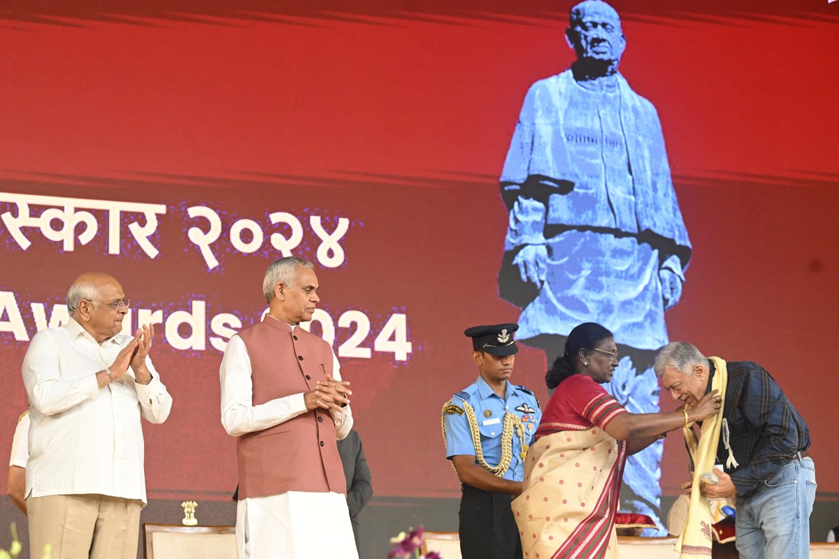 rashtrapatibhvn's tweet photo. President Droupadi Murmu conferred the Dadasaheb Phalke Award for the year 2024 on Shri Anant Nag, recognising his exceptional contribution to Indian cinema.
The creative journey of Shri Anant Nag spanning over five decades has enriched India’s cultural landscape. His style of acting presents a synthesis of the rich traditions of theatre and cinema. He is renowned for the naturalness, restraint and authenticity of his performances. His commitment and contribution to the art of acting will inspire generations of artists.