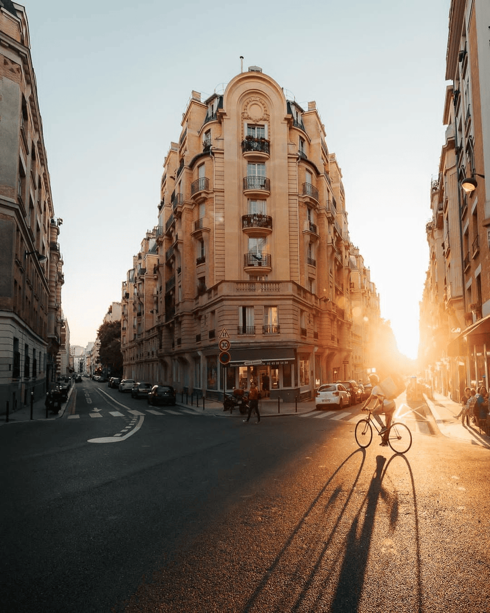 Miftahu24820937's tweet photo. Wandering the city streets and caught this perfect afternoon light filtering through old building lines—urban small moments hit different https://t.co/i5itIddC84